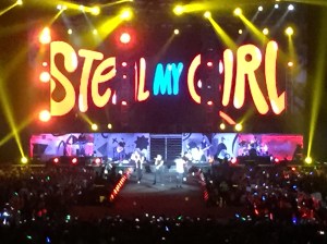 It's the lights, it's the sound, it's the 'Hello Hong Kong' that brings us round! (photo by rockmom-in-crime Janet)